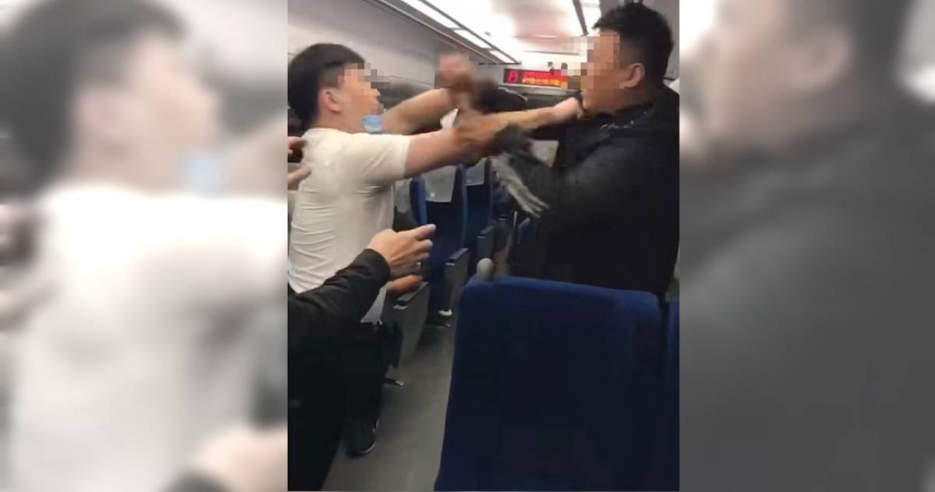 台鐵太魯閣列車發生暴力案件，朱姓男乘客因手機音量過大不聽勸導，情緒失控毆打車長。臉書粉專「台灣便當管理局-附屬鐵路部」公布車內影片，顯示朱男狠甩車長巴掌，車長眼鏡被打飛。（圖／翻攝自台灣便當管理局-附屬鐵路部臉書）