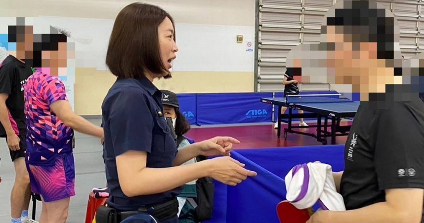 警員陳宇彤（左）在場館內協助外籍選手（右）。（圖／新北市新莊警分局）