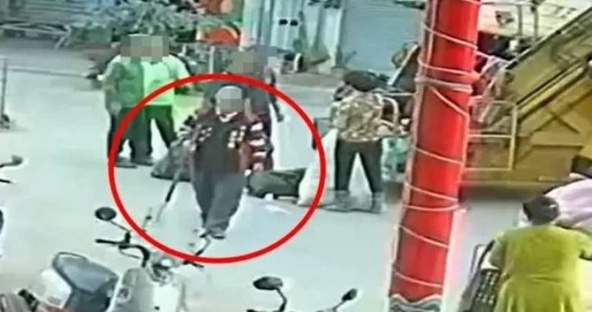 雲林清潔員隨車值勤期間，被曾拒收垃圾的老翁持竹棍猛戳報復，造成他胸部挫傷。（圖／翻攝畫面）