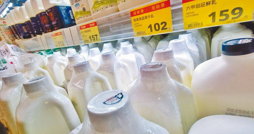食藥署3日公告修正「鮮乳保久乳調味乳乳飲品及乳粉品名及標示規定」，決定未來只有取得農業部「鮮乳標章」認證的產品才能標示為「鮮乳」，其餘各類乳品都只能叫「牛乳」、「羊乳」等名稱。（圖／中國時報杜宜諳攝）