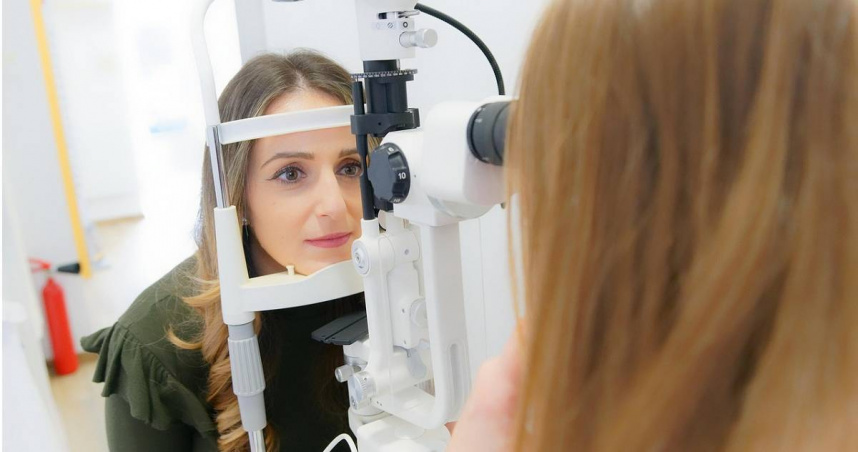 53歲陳姓女士在去年12月就醫，表示自己左眼出現大片飛蚊，且左眼下方視野明顯缺損。經檢查發現病患左眼視力僅剩0.6，視神經盤上方有圓形褐黑色血塊，且部分視網膜血管也有大量滲漏，導致玻璃體發炎出血。（示意圖／翻攝pixabay）