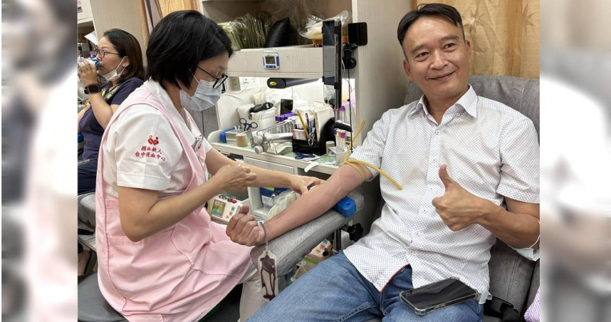 台中市太平警分局15日也警辦捐血活動，號召警察、警友一起挽袖捐熱血。（圖／中時記者馮惠宜攝）