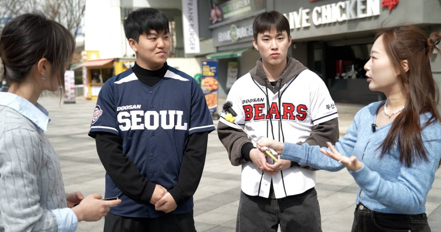 咪蕾（右）飛往首爾訪問韓國人。（圖／Yahoo提供）