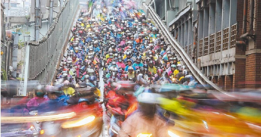 全台汽機車5月底登記逾2335.7萬輛，超越總人口數。圖為台北橋機車瀑布。（圖／報系資料照）