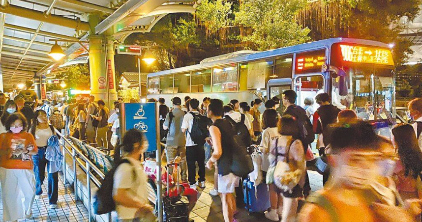 台北市圓山轉運站的台北至基隆、台北至桃園等國道客運通勤路線，尖峰時段常大排長龍。（圖／中國時報蔡明亘攝）