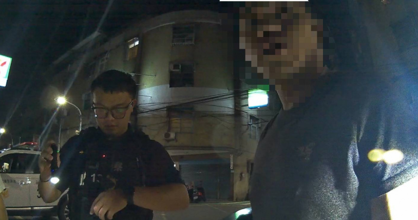 新莊警攔查違停車順逮通緝犯，車上起獲毒品當場送辦。（圖／翻攝畫面）