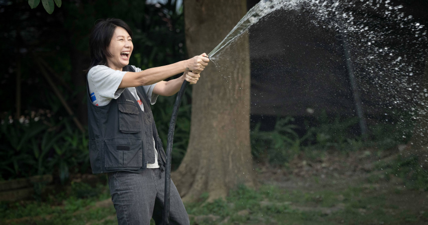 丁寧劇中拿水管向劉書宏報復，她開心分享報復很爽快。（圖／公視台語台、華視）