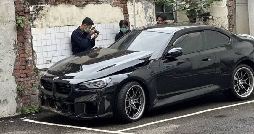 沈男駕駛BMW M2在山區彎道高速失控,導致楊姓女騎士被撞飛墜谷喪命。(圖/翻攝畫面)