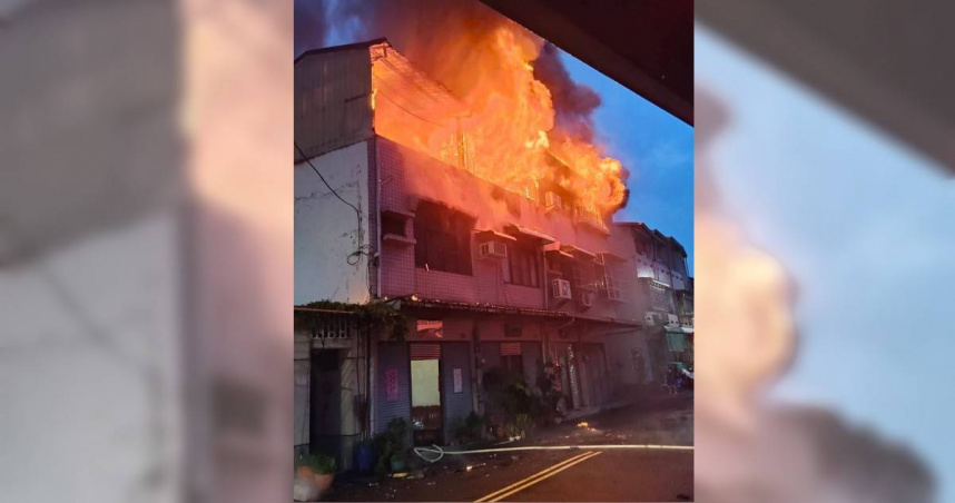 嘉義市芳興街今天傍晚發生連棟透天厝民宅失火，烈焰沖天。（圖／民眾提供）