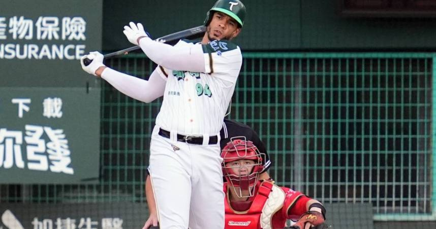 達成個人生涯第50轟的里程碑，成為歷史以來外籍打者中第二快的紀錄締造者。（圖／翻攝自台鋼雄鷹臉書）