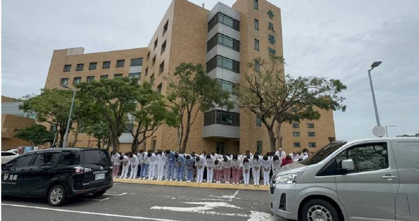 台電嘉義區處線路課員工李元瀚遺體22日上午離開柳營奇美醫院，百位醫護人員列隊為他送行。（圖／報系資料照）