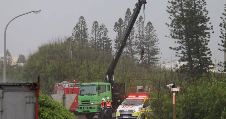 8月2日早，執行馬公市東衛混凝土壓送泵浦車壓人搶救的救護車，為讓出空間給吊車作業，結果改停到附近空地而身陷泥沼，靠吊卡車脫困。（圖／報系資料照）