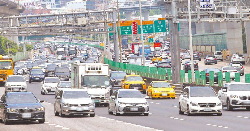 截至2024年底，國道通行費欠費金額達13.41億元，另有17.59億元案件已移送強制執行，合計達31億元，高公局被指缺乏積極處理對策。 （圖／報系資料照）