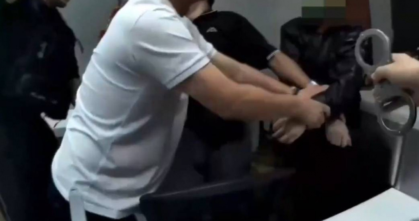 台中一名男子闖入法鼓山寶雲寺，持刀挾持女員工。（圖／翻攝畫面）