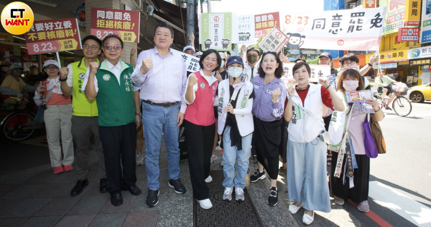 民進黨代理秘書長何博文、立院黨團幹事長吳思瑤、立委蘇巧慧前往新店建國市場進行罷免投票宣傳。（圖／黃威彬攝）