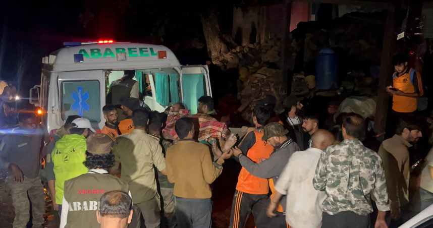 查索蒂鎮發生暴雨後，人們抬著罹難者的遺體。（圖／達志／路透社）