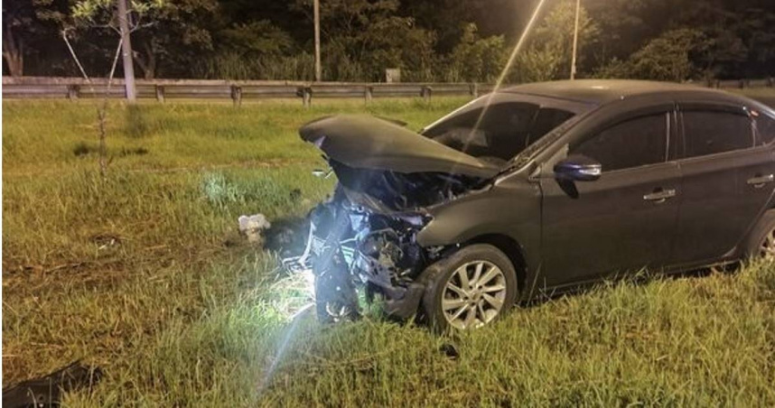 21歲男深夜疲勞駕駛失控撞護欄。（圖／翻攝畫面）