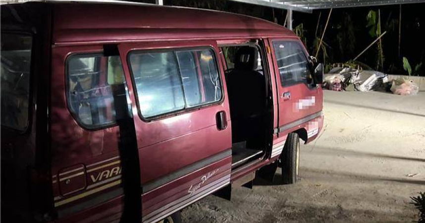 紅色廂型車屢遭偷開竟自動回家。（圖 ／翻攝畫面）