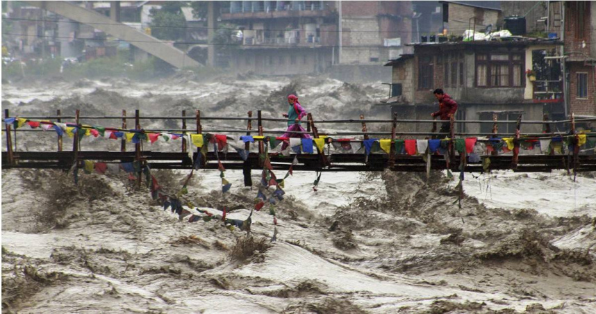 洪水夾帶泥石流沖擊喜馬偕爾邦地區，道路中斷、交通受阻。（圖／達志／美聯社）