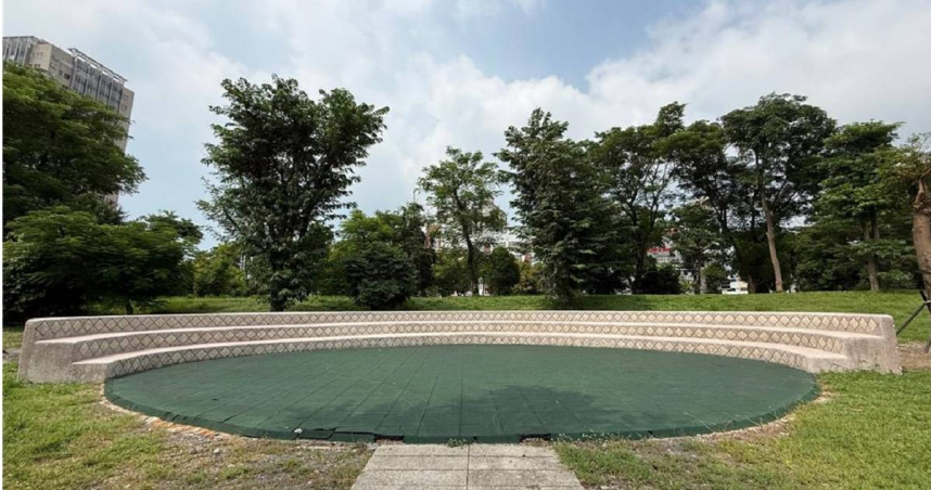 高市議員王義雄9月30日質疑，前鎮區翠亨北路親水公園兒童遊樂設施工程預算有貓膩，其中斥資78萬元的「兒童休憩區」卻完全沒有遊樂設施。（圖／中國時報記者柯宗緯攝）