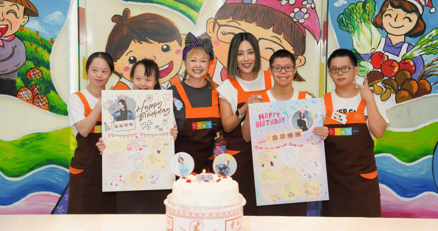 金智娟和同是天秤座的小男孩樂團主唱米非，一同前往唐氏症基金會新莊手作體驗館，與5位唐寶寶開心烘焙餅乾慶生。（圖／滾石提供）