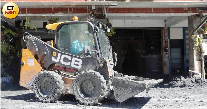 花蓮縣馬太鞍溪上游堰塞湖發生溢流，泥水灌進光復鄉市區。（圖／黃耀徵攝）