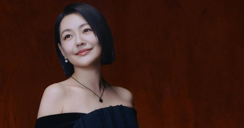 小S在金鐘獎頒獎典禮上戴著大S骨灰項鍊。（圖／翻攝臉書／小S）