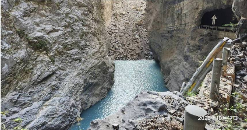花蓮太魯閣靳珩隧道西口旁邊坡崩塌，導致立霧溪形成堰塞湖，潰決風險升高。（圖／公路局提供）