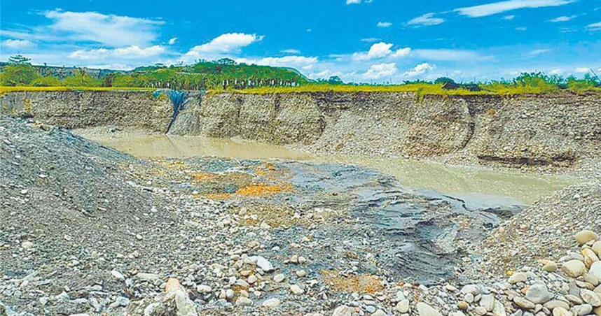 經濟部今(30)日正式預告修法，未來盜採砂石從罰金與刑責兩大面向嚴懲，最重可處無期徒刑罰金上億。圖為美濃大峽谷案遭偷挖後景象。（圖／報系資料照）