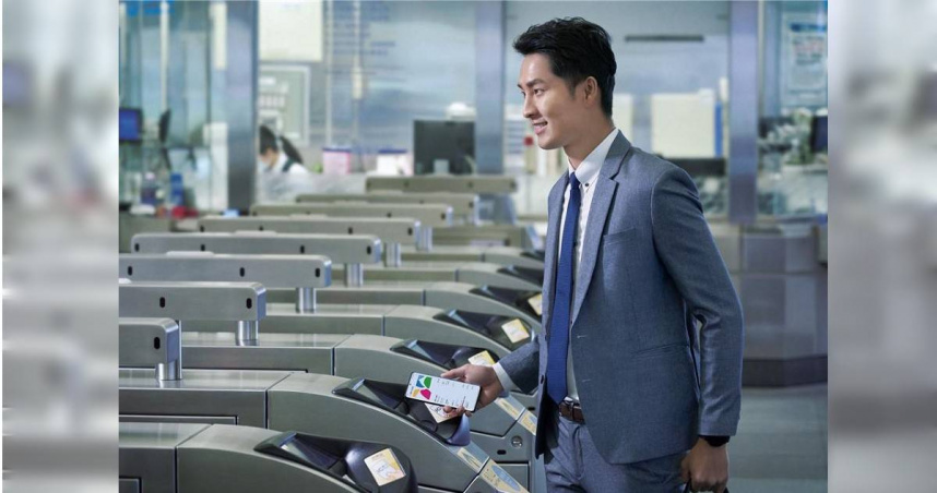 北捷10月更新閘門完成，預計明年1月起旅客可使用手機出示QR Code乘車碼、多元裝置「嗶」進站。不過，手機黑屏「嗶」進站目前仍僅限於Android系統的三星手機，蘋果手機仍尚未開放。（圖／悠遊卡公司提供）