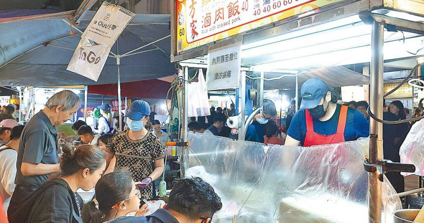豬肉禁運、禁宰15天，非洲豬瘟中央災害應變中心宣布6日起解禁。圖為逛寧夏夜市民眾在攤位享用美食。（圖／中國時報劉宗龍攝）