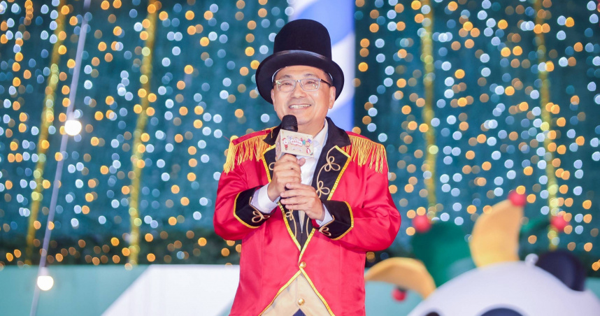 新北市長侯友宜身著馬戲團風格服裝，主持2025新北耶誕城開幕點燈儀式。（圖／翻攝自新北市政府資訊網）