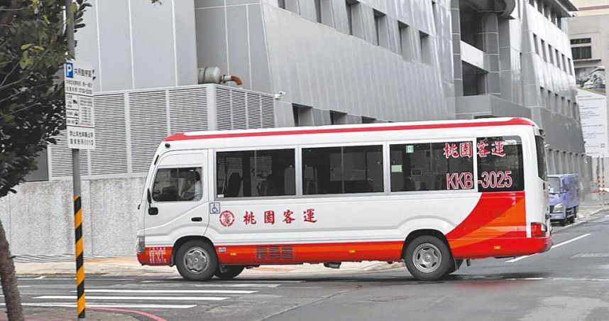 桃園市議員凌濤17日點名「桃園客運」是桃園人的痛，主張桃客應該逐步退場，建議由桃園捷運公司成立「市區公車」部門，給桃園人該有的通勤品質。（圖／中時記者蔡依珍攝）