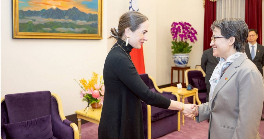 蕭美琴副總統今（19）日接見2022年諾貝爾和平獎得主烏克蘭人權組織「公民自由中心」主席馬特維丘克（Oleksandra Matviichuk）」。（圖／取自總統府網站）