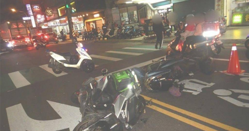 UberEats外送員機車碰撞左轉騎士，雙方受傷送醫。（圖 ／翻攝畫面）