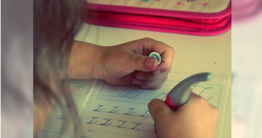 根據方案，學生可依個人作息調整「熔斷時間」，確保睡前仍有放鬆空間。（示意圖／Pixabay）