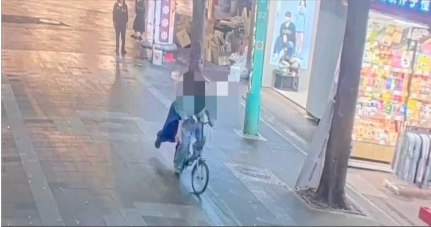 北市萬華區西門町峨眉街9日凌晨，一名郭姓男子趁身障者不備搶走46張100元彩券。（圖／翻攝畫面）