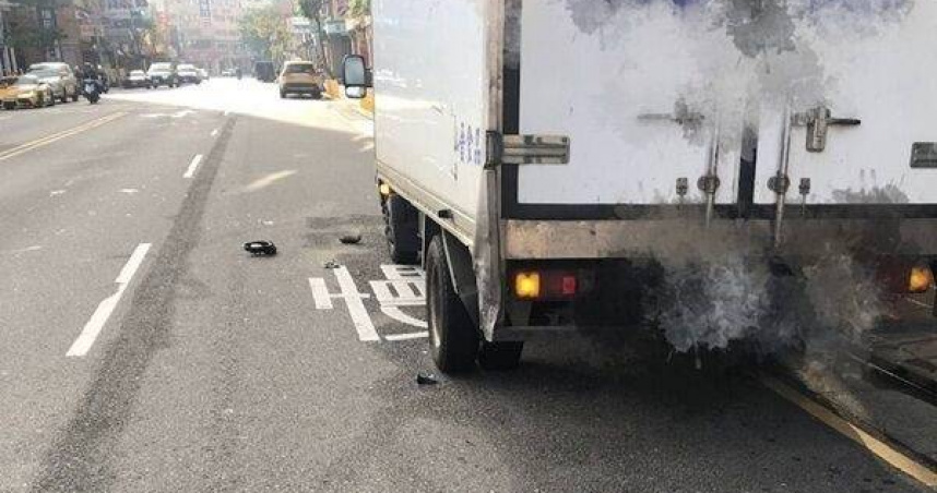 右側超車變追逃！白色小客車撞貨車後竟留零件現場落跑