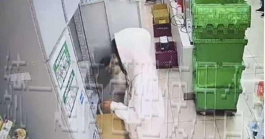 假買真偷！19歲女超商「空手套iPhone」　隨身帶喪屍煙彈