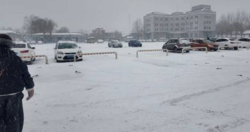 據了解，當天準時抵達現場的網友有30、40人。（圖／翻攝自瀟湘晨報）