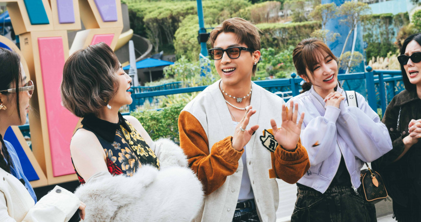 香港男團MIRROR成員AK（中）驚喜現身，告白周曉涵「是我的女神」。（圖／東森綜合台提供）