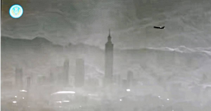 中國在圍台軍演期間釋出影片，展示了解放軍無人機抵近台北市中心的景象，但台灣方面稱該影片極有可能是偽造的。（圖／達志／美聯社）