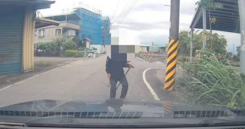 嫌車聲太吵情緒失控，宜蘭男持斧頭攔車揮舞嚇壞路人。（圖 ／翻攝畫面）