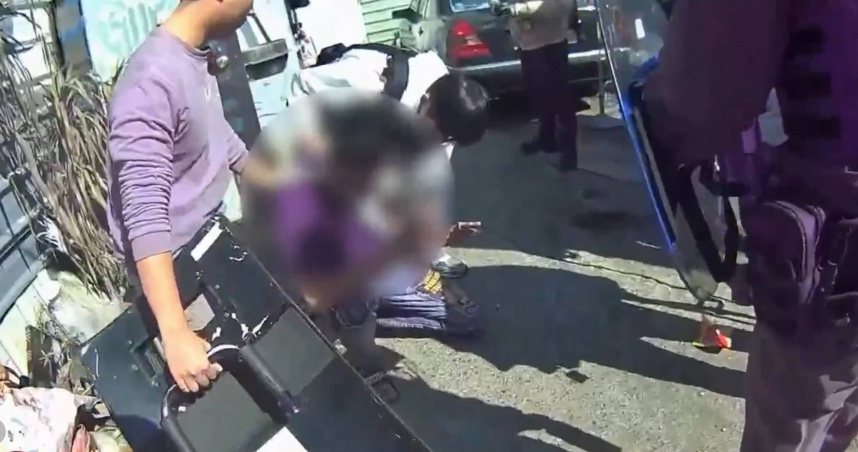 林姓男子15日上午砍傷室友，遭警方逮捕送辦。（圖／翻攝畫面）