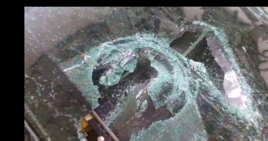 斗南凌晨球棒砸車案 BMW賓士慘遭血洗。（圖 ／翻攝畫面）