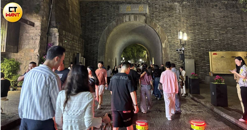 南宋御街穿過鼓樓，曾是南宋皇帝於春秋兩季前往景靈宮祭祀的專屬通道。（圖╱王若攝）