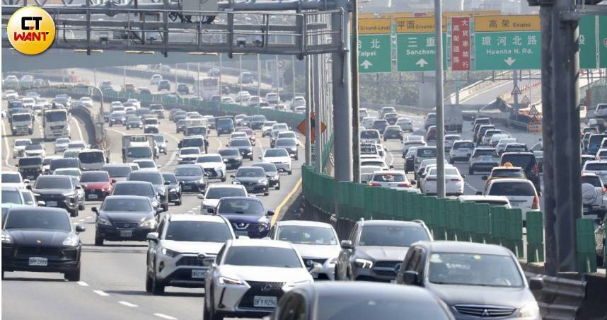 高公局表示，明天（18日）為春節連續假期第5天（初二），預估國道交通量為134百萬車公里，為平日年平均（93百萬車公里）的1.4倍。（示意圖／方萬民攝）