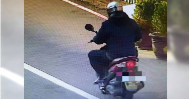 竊賊趁著阿嬤獨自在家，潛入其住處偷走6萬3000元紅包，警方現已鎖定其行蹤調查中。（圖／翻攝畫面）