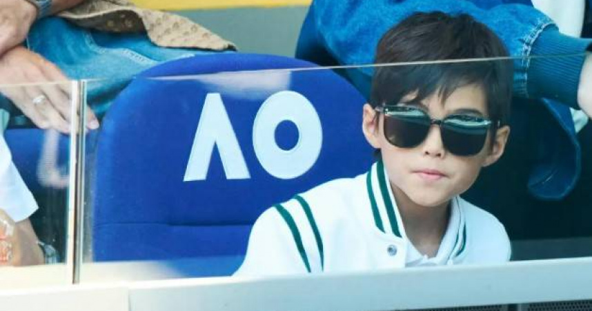 周杰倫與昆凌帶著8歲兒子羅密歐（Romeo）現身澳網球賽觀戰的畫面被捕捉，罕見曝光正面模樣。（圖／翻攝自微博）