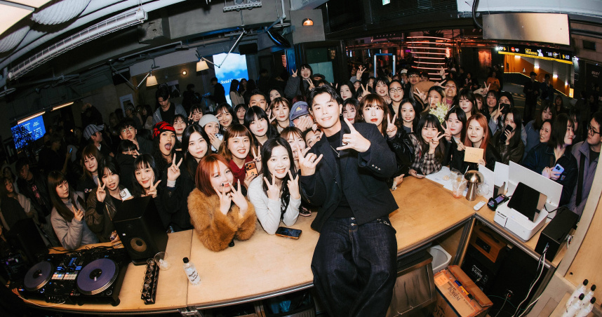 HowZ在信義區首唱新歌。（圖／Light House提供）